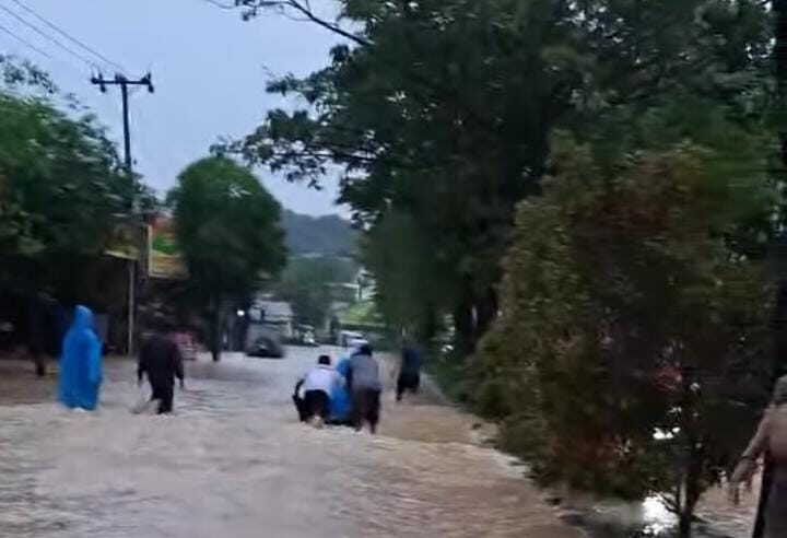 Banjir Kepung Samarinda, Longsor Telan Satu Keluarga
