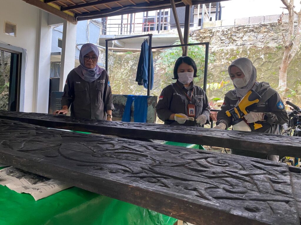 BPK Wilayah XIV Kaltimtara Lakukan Pemeliharaan Khusus Pada Kayu Ukiran Dayak Usia 50 Tahun Lebih
