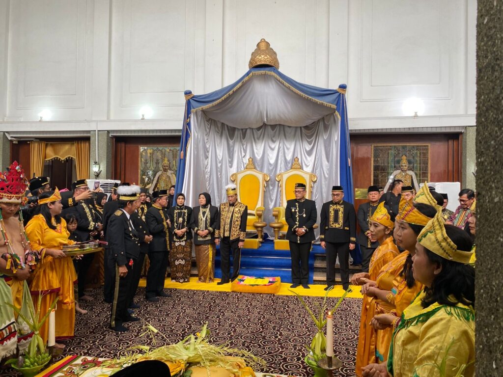 Tiang Ayu Berdiri, Doa Leluhur Mengiringi Awal Erau 2025