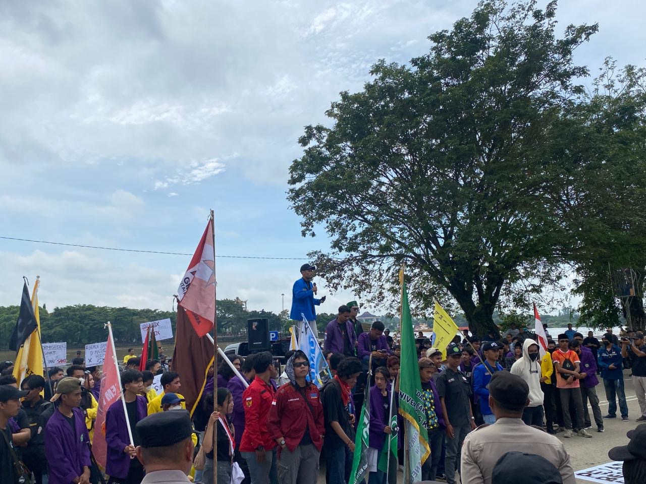 Suasana aksi Aliansi Kukar menggugat di depan Kantor DPRD Kukar, pada Senin (1/9/2025) siang. (Suarastra)