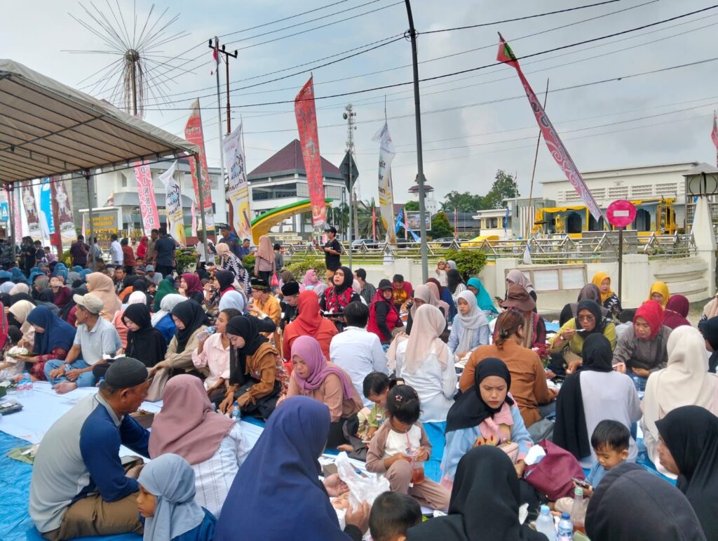 Ribuan Warga Meriahkan Tradisi Beseprah di Festival Adat Erau 2025