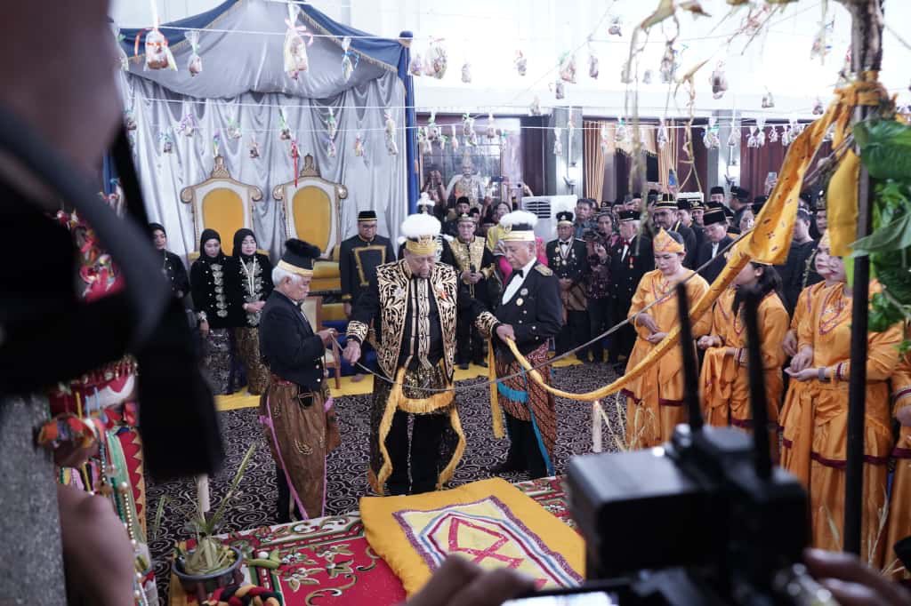 Prosesi Bepelas VI Tandai Menjelang Puncak Festival Adat Erau 2025