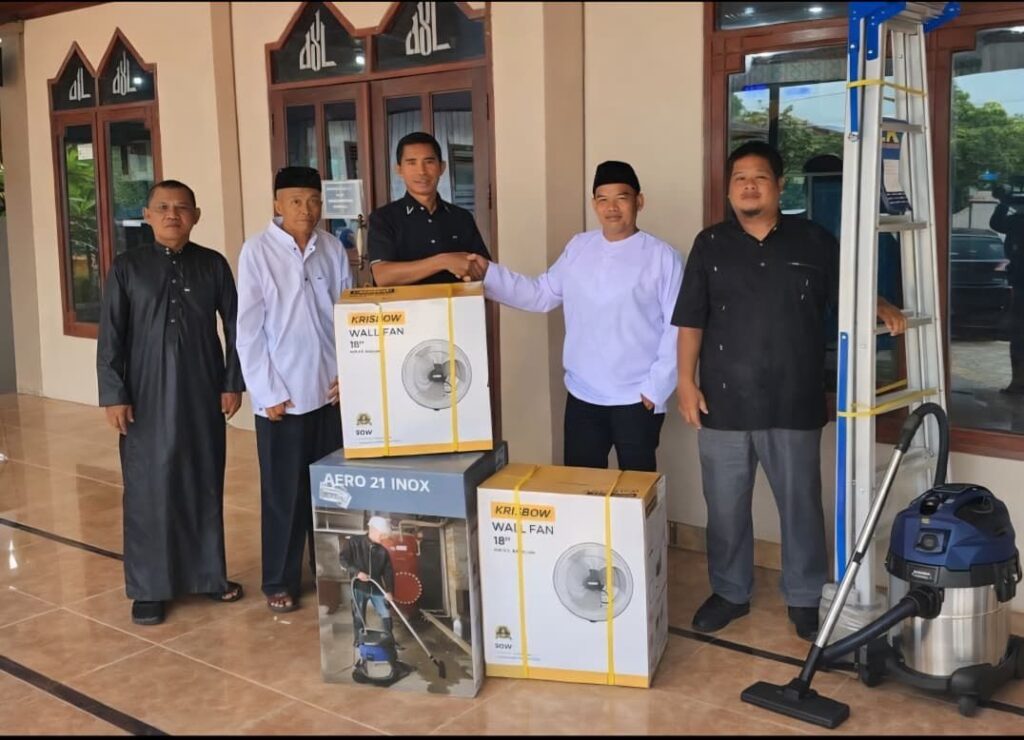 Wakil Ketua I DPRD Kukar Salurkan Bantuan untuk Masjid Al-Kamal Desa Sepakat
