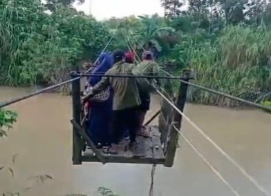 Anak Dusun Damai Bertaruh Keselamatan, Seberangi Sungai dengan Kereta Katrol ke Sekolah