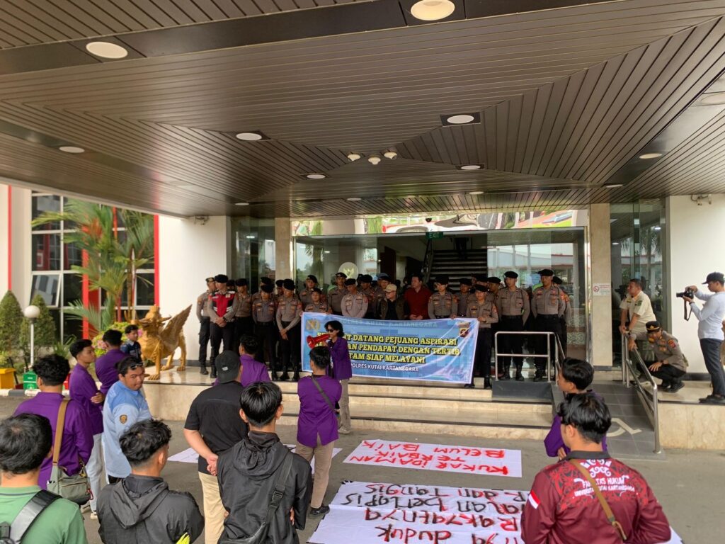 Aksi Mahasiswa Unikarta Memanas, Tuntut Perbaikan Jalan dan Penertiban Truk Hauling