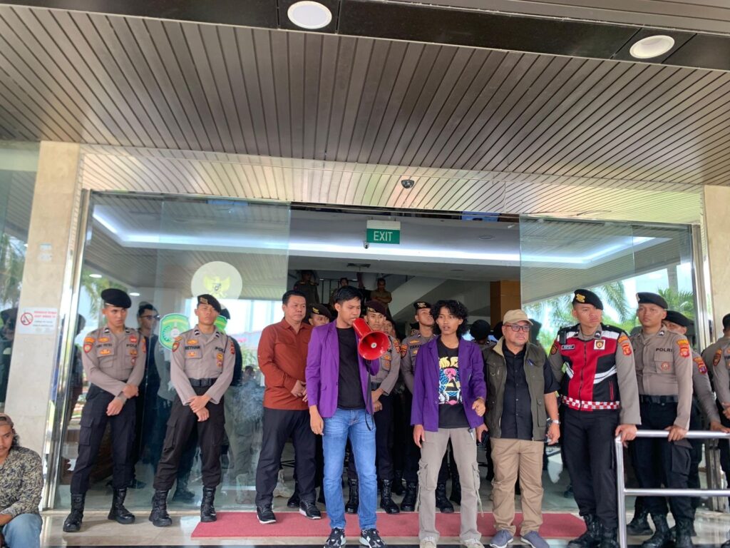 Aksi Mahasiswa Unikarta Memanas, Pemkab Kukar Sebut Bupati Sedang Dinas ke Jakarta