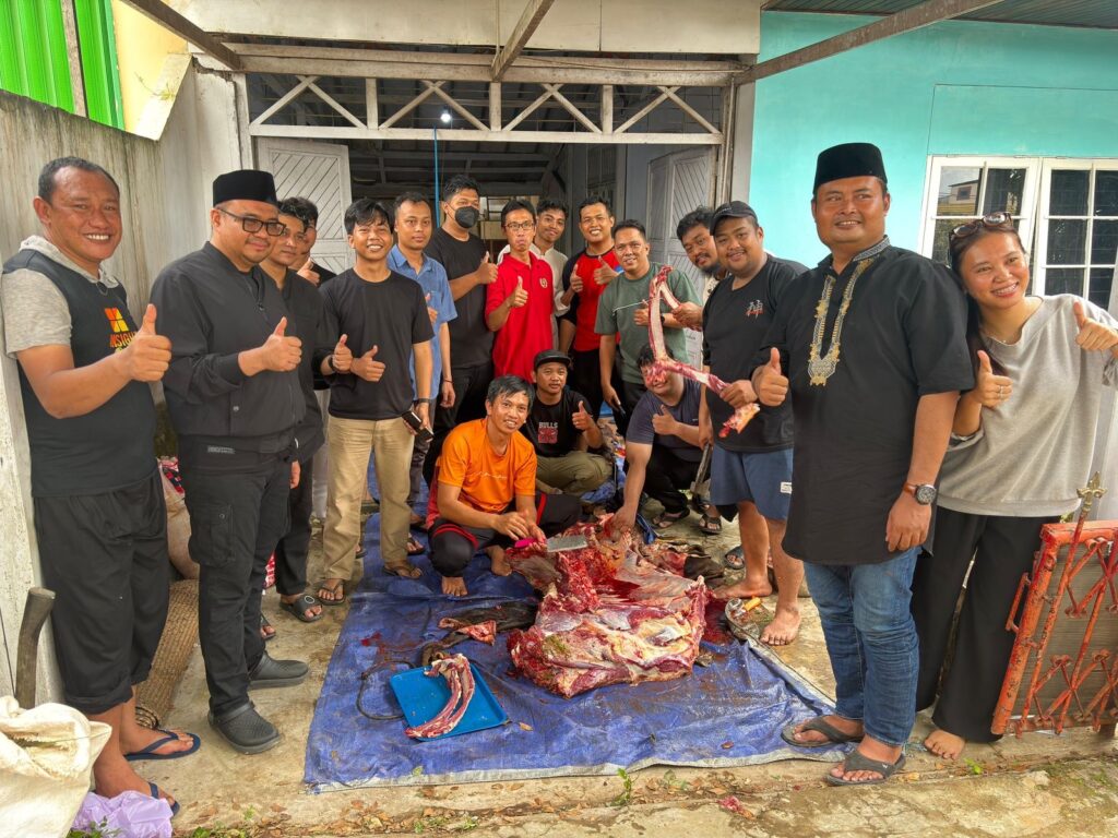 Gotong Royong dan Keakraban Warnai Penyembelihan Kurban di PWI Kukar
