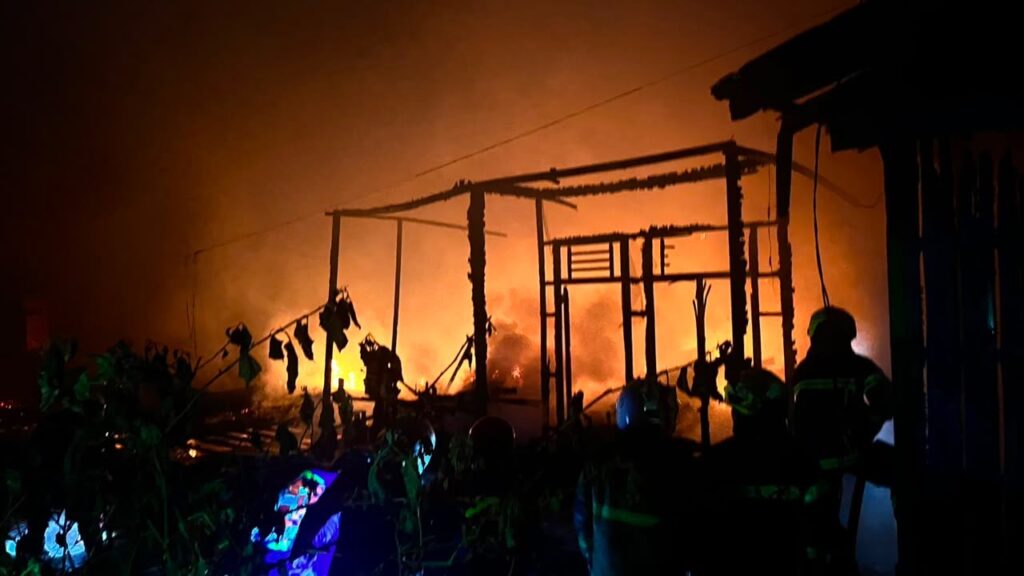 Kobaran Api Melahap Beberapa Rumah di Kawasan Jalan Belida 1 Tenggarong