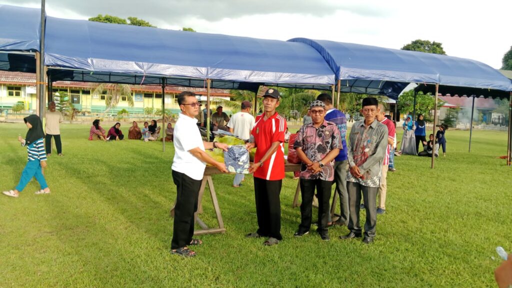 H. Doni Ikhwan Serahkan Bantuan untuk Panitia MTQ ke-47 Kecamatan Kota Bangun