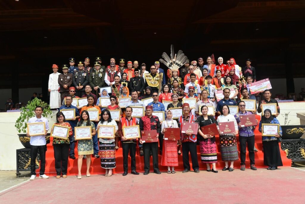 Pemkab Kutai Barat Beri Penghargaan kepada 40 Tokoh dan Instansi Berprestasi pada HUT Ke-81 RI