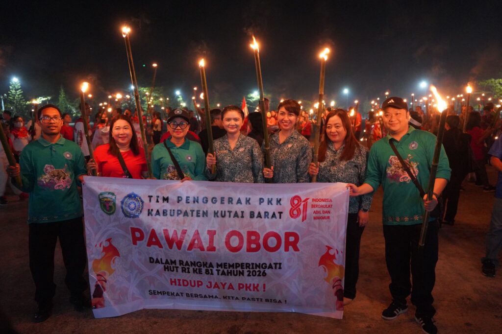 Ribuan Obor Terangi Alun-Alun Itho, Kubar Semarakkan HUT Ke-81 RI