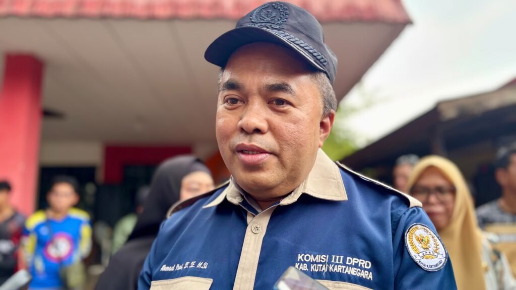 Ketua DPRD Kukar Serahkan Bantuan Peralatan Kebakaran ke Relawan Balakar Karhutla