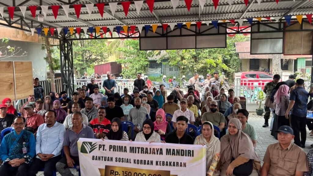 PT PMM Salurkan CSR Rp150 Juta untuk Korban Kebakaran di Dua Kelurahan Kukar PT PMM menyalurkan bantuan tanggung jawab sosial perusahaan CSR senilai Rp150 juta bagi warga terdampak kebakaran di Kelurahan Melayu dan Loa Ipuh, Kecamatan Tenggarong, Kutai Kartanegara (Kukar). pada Senin (15/10/26). (Hen/Suarastra)